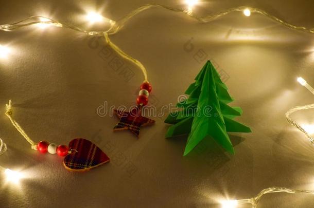圣诞节树和苏格兰的心和星向黄色的暖和的光