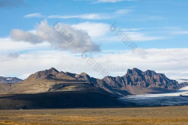 山风景和冰河和石头.明显的背景