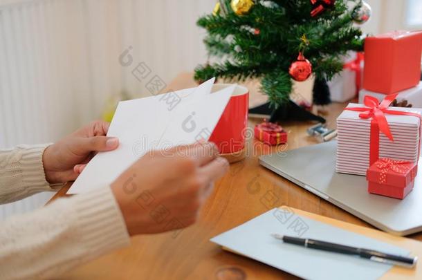 男人开幕发送圣诞节信招呼卡片假日很聪明
