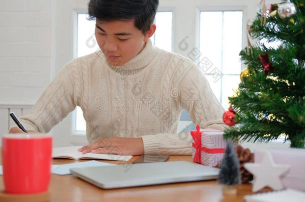 男人文字笔<strong>记</strong>向笔<strong>记</strong>book在家在的时候<strong>圣诞</strong>节新的年英语字母表的第8个字母