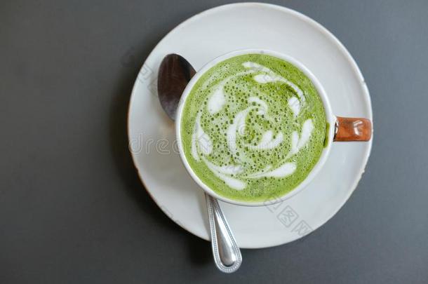 热的日本抹茶绿色的茶水和树叶拿铁咖啡艺术