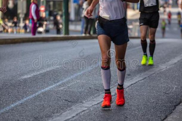 马拉松赛跑跑步赛跑,跑步的人跑步向城市锚地,详述向