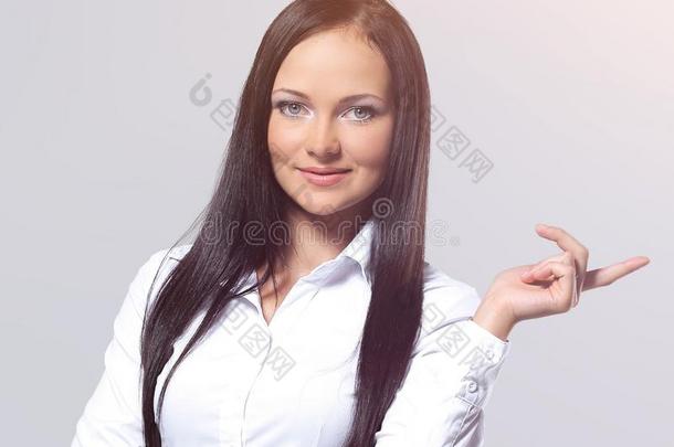 商业女人和手指点在上面使摆姿势向白色的背景