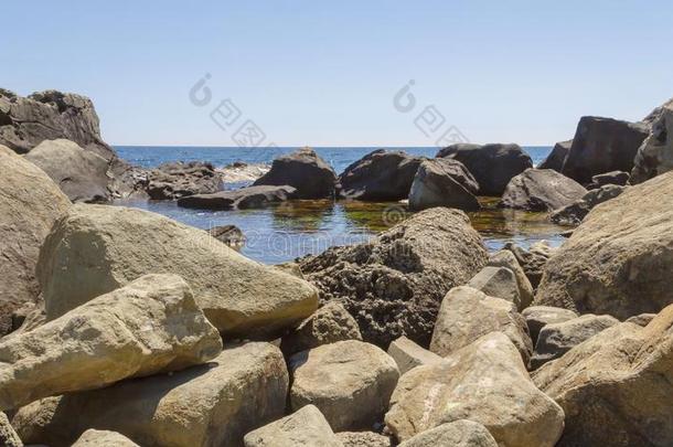 石头混乱向指已提到的人岸关于指已提到的人黑的海,形成小的回流
