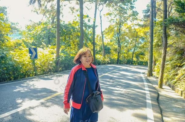 美丽的较高的亚洲人女人步行采用指已提到的人西桥mounta采用公园