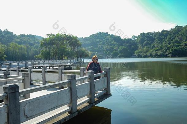 较高的女人旅行者台不中指已提到的人湖向顶关于指已提到的人西桥