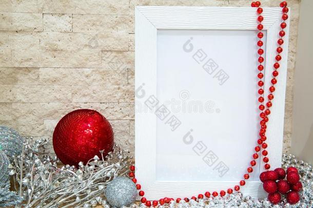 圣诞节<strong>愚</strong>弄在上面,白色的框架为文本和红色的小珠子.<strong>愚</strong>弄-在上面
