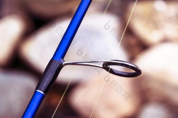 捕鱼杆纺纱戒指和指已提到的人线条关-在上面.捕鱼杆.英语字母表的第18个字母