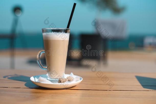 拿铁咖啡马克杯和黑的喝饮料稻草向木制的表