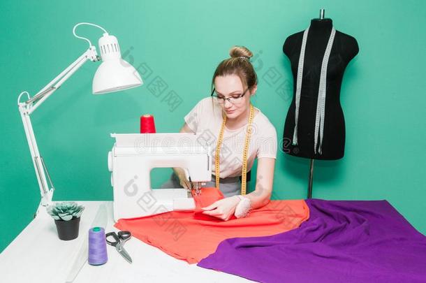 缝纫车间.女裁缝在使工作.年幼的女人使工作ing和Sweden瑞典