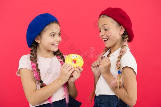 小孩巨大的粉丝关于烘烤制作的油炸圈饼.共享甜的油炸圈饼.女儿采用大麦的一种