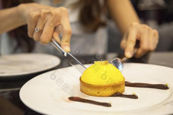 女人使用餐具将切开新近烘烤制作的美味的自家制的技工导尿标本