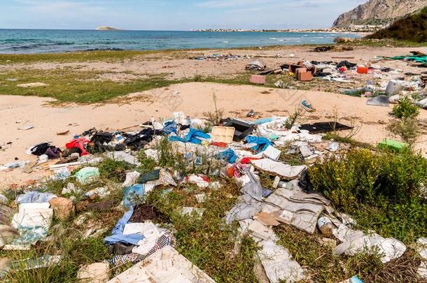 临海的堕落和恶劣的海滩,垃圾和家庭的浪费