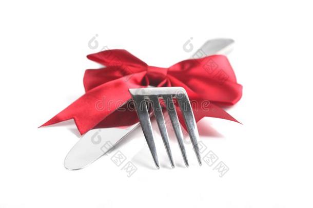 餐叉和刀和圣诞节带,向白色的