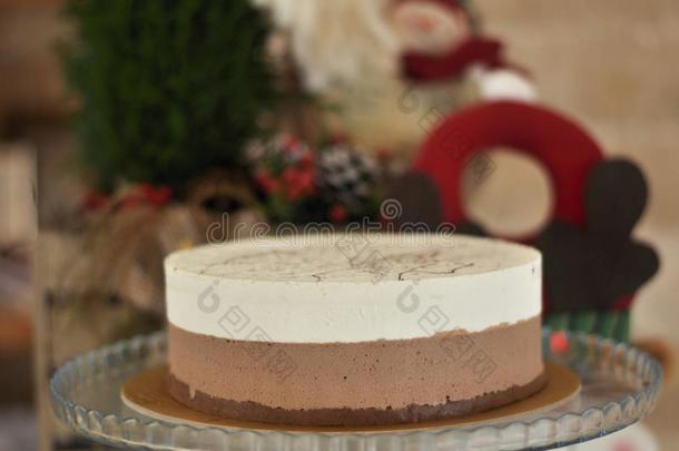 美味的新鲜的烘烤制作的卡普契诺<strong>咖啡蛋糕</strong>和圣诞节观念