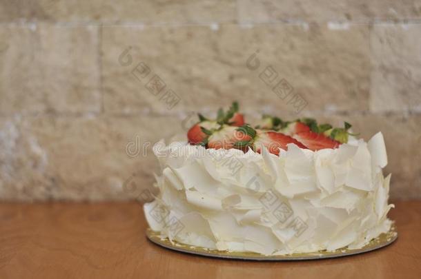 新鲜的<strong>草莓蛋糕</strong>大量的和白色的巧克力一件