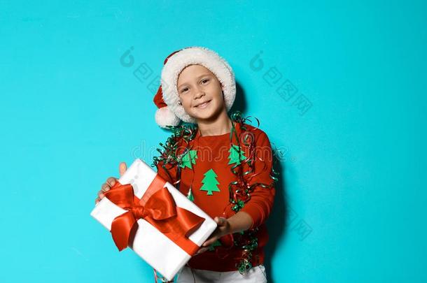 漂亮的小的男孩采用手工做的圣诞节毛衣