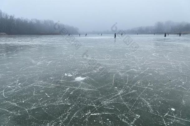 溜冰向冷冻的湖