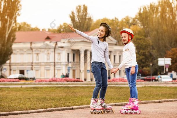 幸福的孩子们使人疲乏的滚筒溜冰鞋