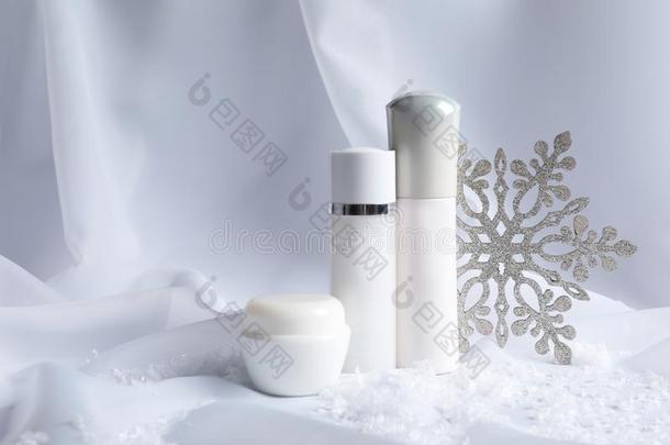 放置关于化妆品乘积和装饰的雪向白色的织物,speciality专业