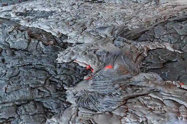 热的红色的熔岩转动黑的和灰色后的它变凉