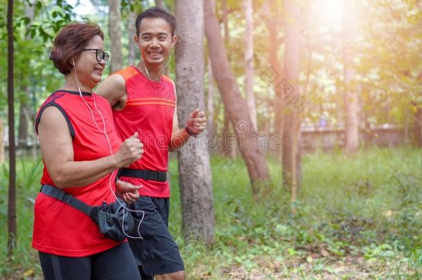 较高的亚洲人女人和男人或个人的运动鞋慢跑跑步