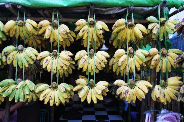 新鲜的香蕉大街货摊摊贩在传统的农业斑点