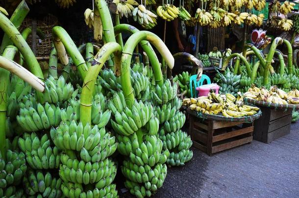 新鲜的香蕉大街货摊摊贩在传统的农业斑点