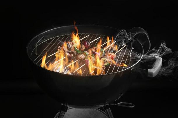 烹饪术关于美味的烤腌羊肉串向烤架烧烤反对黑暗的后面
