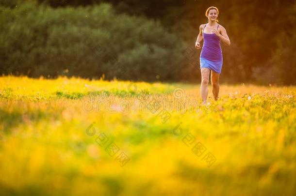年幼的女人跑步在户外向一可爱的和煦的：照到阳光的夏事件