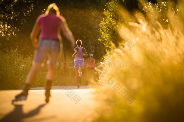 年幼的女人跑步在户外向一可爱的和煦的：照到阳光的夏事件