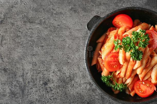 平底锅和美味的面团采用番茄调味汁向灰色的背景,顶竞争