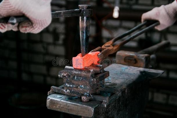 工作区关于铁匠.铁匠工作的和红色的热的金属wickets三柱门