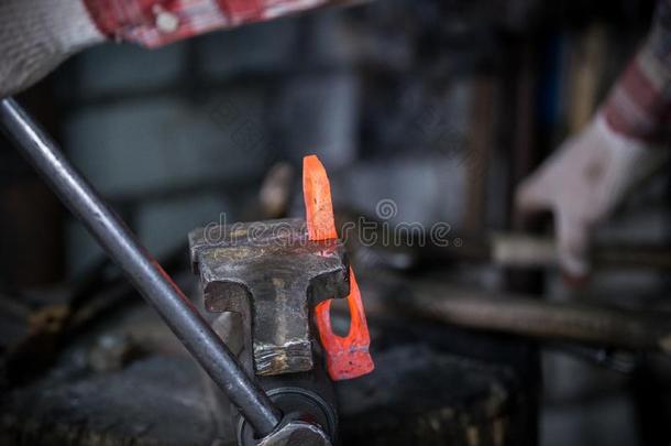 工作区关于铁匠.铁匠工作的和红色的热的金属wickets三柱门