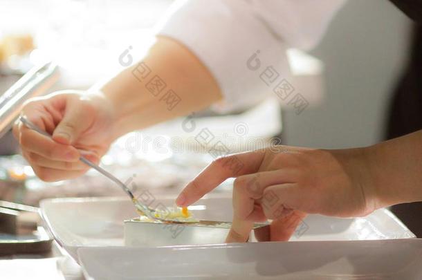 厨师准备的食物,餐,采用指已提到的人厨房,厨师cook采用g,厨师demand需要