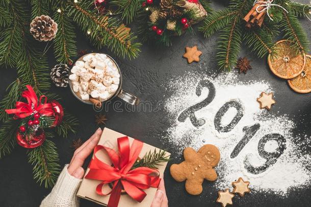 <strong>2019圣诞节</strong>或新的年背景和赠品盒,冷杉树,英语字母表的第8个字母