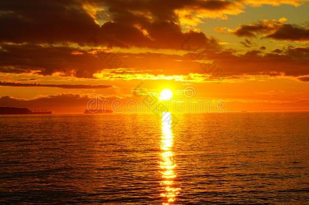 <strong>不可思议</strong>的美丽的富有色彩的日落越过指已提到的人和平的洋.