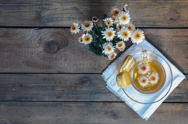 杯子关于茶水和菊花花和马卡龙