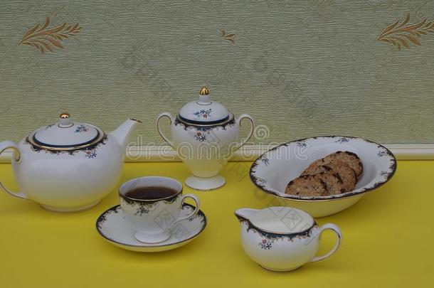 英语茶杯和茶杯托,茶壶,乳霜n.大罐,食糖碗和一