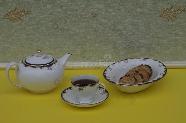 英语茶杯和茶杯托,茶壶和一c一ke碗和甜饼干,