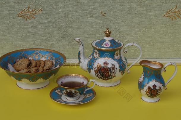 英语茶杯和茶杯托,茶壶,乳霜n.大罐和一c一ke碗winter冬天