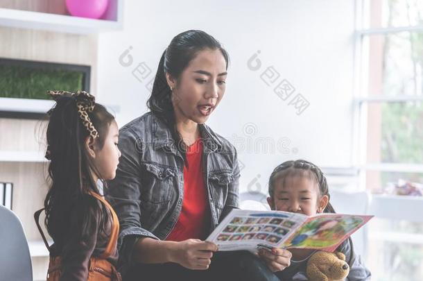 教师阅读故事书向幼儿园学生