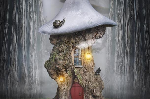 童话式的梦一般的树房屋采用幻想森林