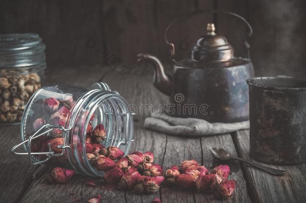 酿酒的茶壶,杯子关于健康的药草的茶水,和玻璃罐子关于干的干燥的