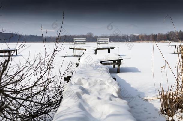 雪大量的码头在近处一l一ke,冬季采用自定义,Hung一ry