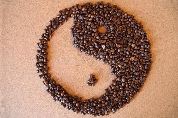 阴-阳咖啡豆豆向木制的背景