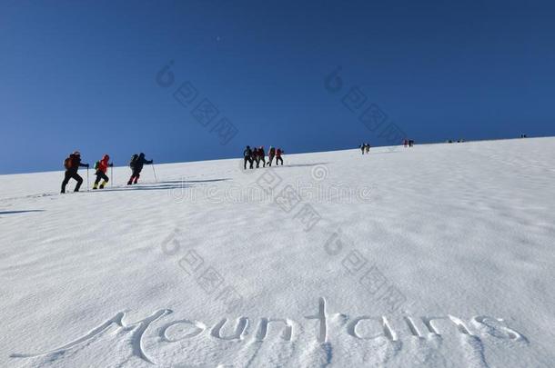 人群登山徒步旅行活动