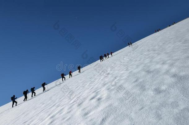 像运动家的走向指已提到的人最高点关于下雪的山