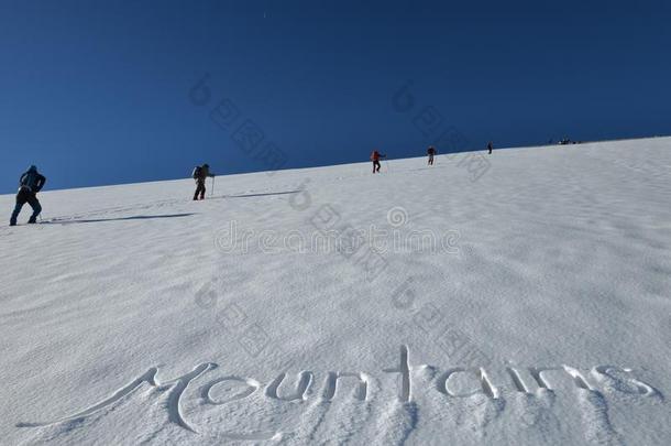 登山徒步旅行,健康活动和场面富丽的山