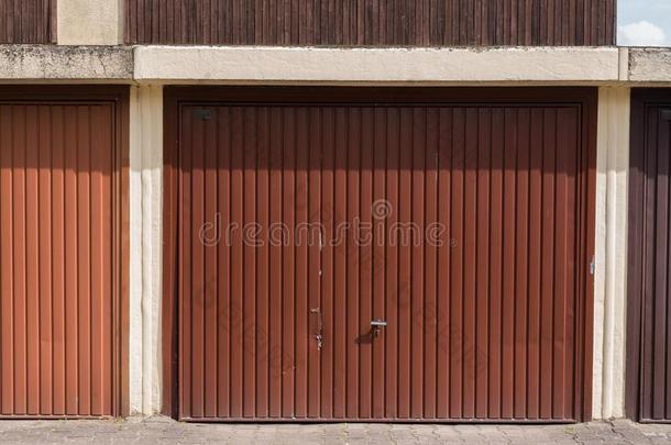 类的棕色的车库门-保护,秘密,安全